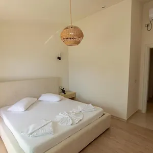 Hotel Picasso, Radhimë